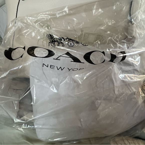 NWT large coach bag winter white with gold carriage and horse - Picture 3 of 3